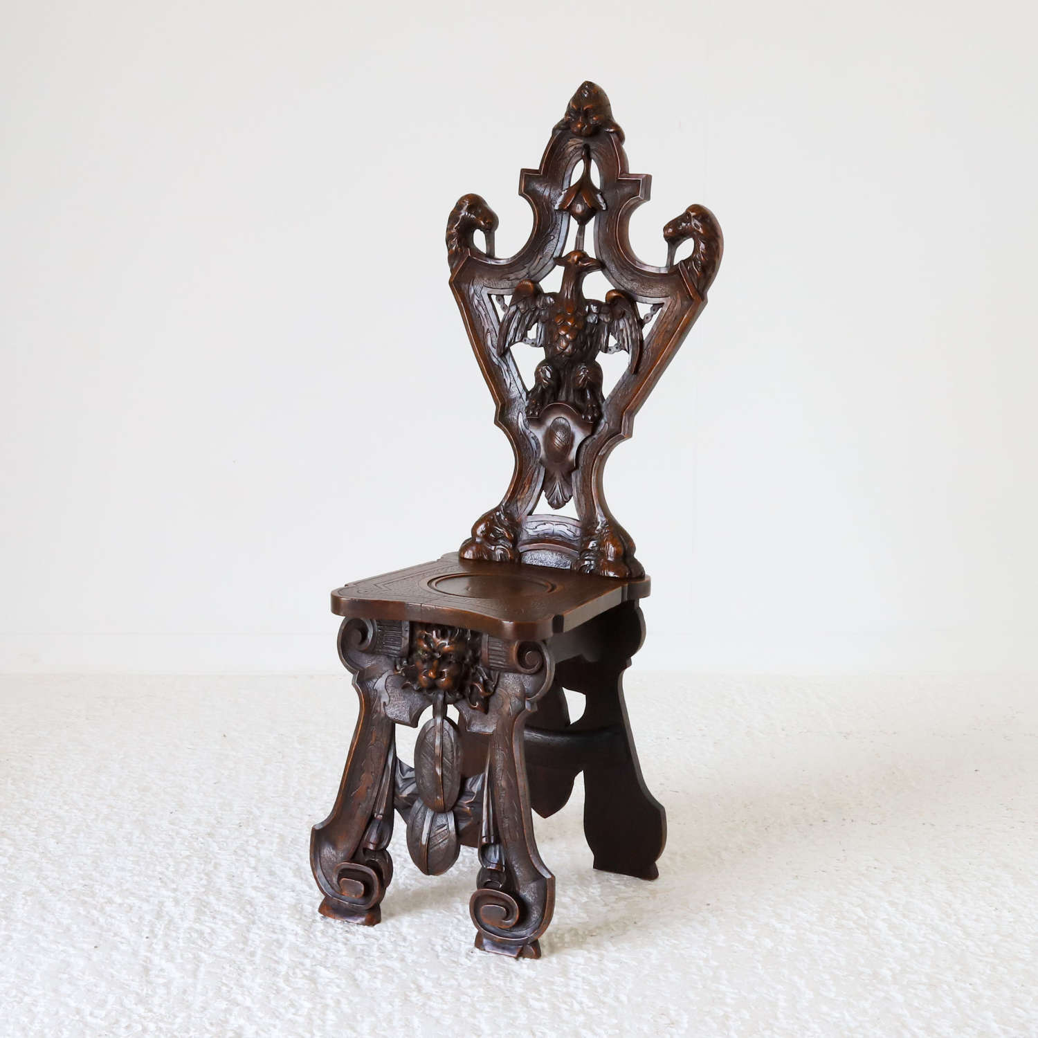 Italian c. 1900 carved walnut Sgabello hall chair